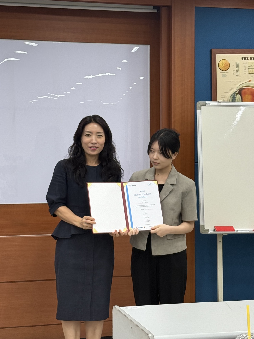 국제콘택트렌즈교육자협회 학생인증서 수여식 2번째 첨부파일 이미지